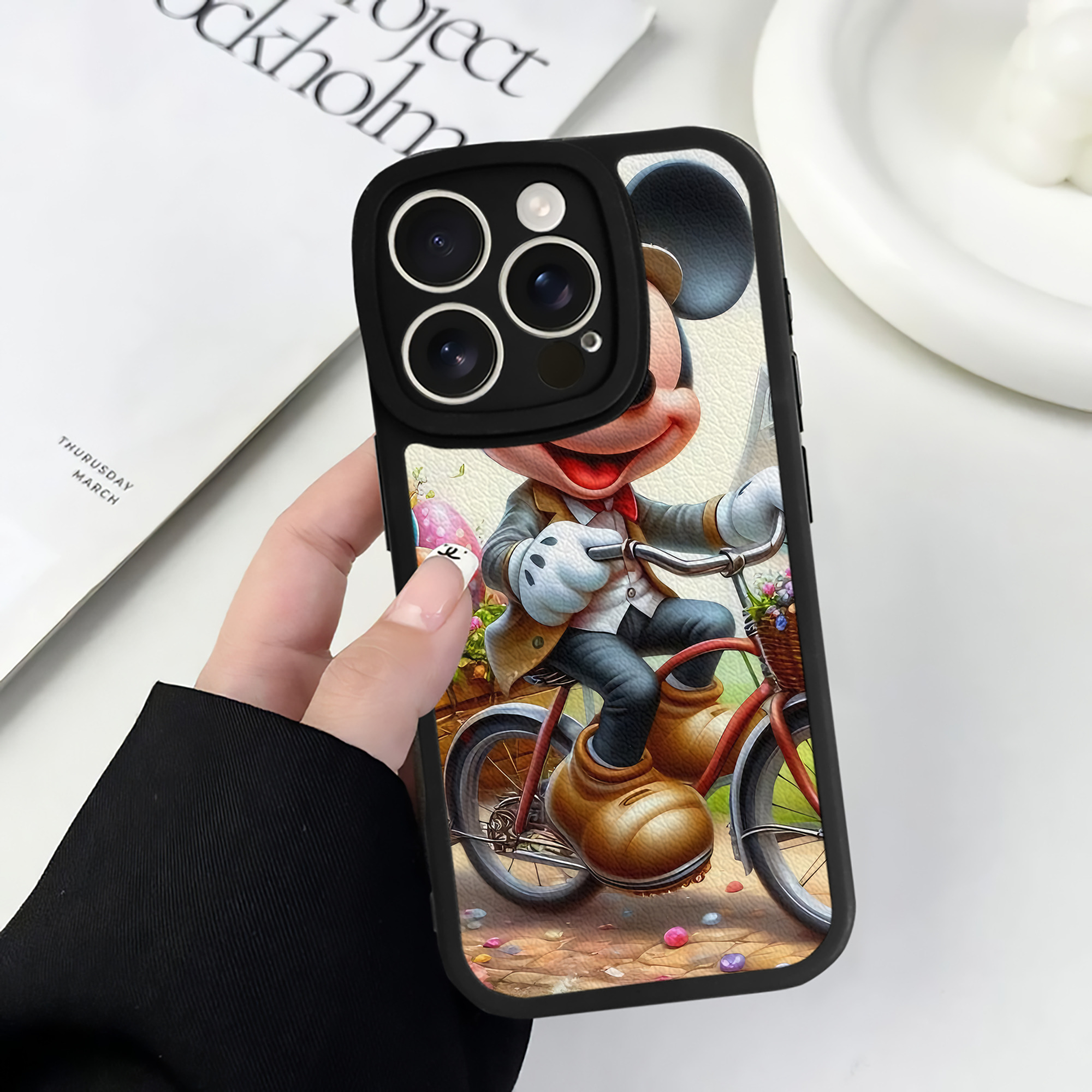 （画像用） ミッキーマウス Mickey Mouse 【iPhone 16シリーズ対応】シリコンスマホケース（レザー調） 材質：シリコン